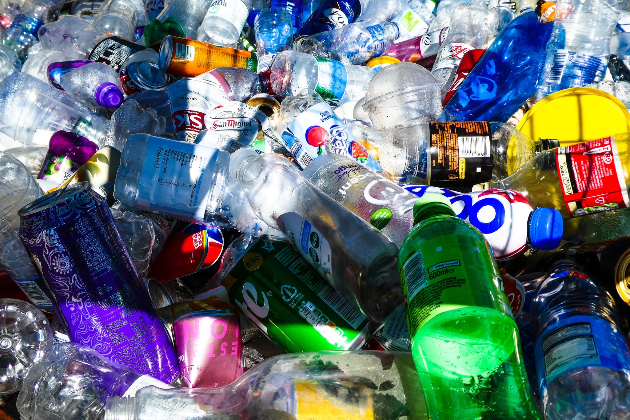 Como é que reciclo correctamente os plásticos?